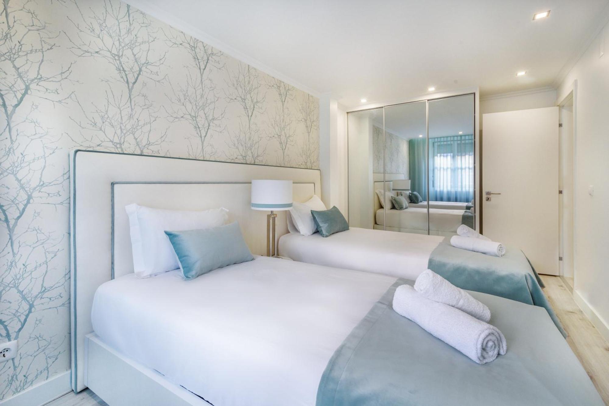 Whome City Chic Escape: Your Stylish Haven In Downtown Lisbon Luaran gambar