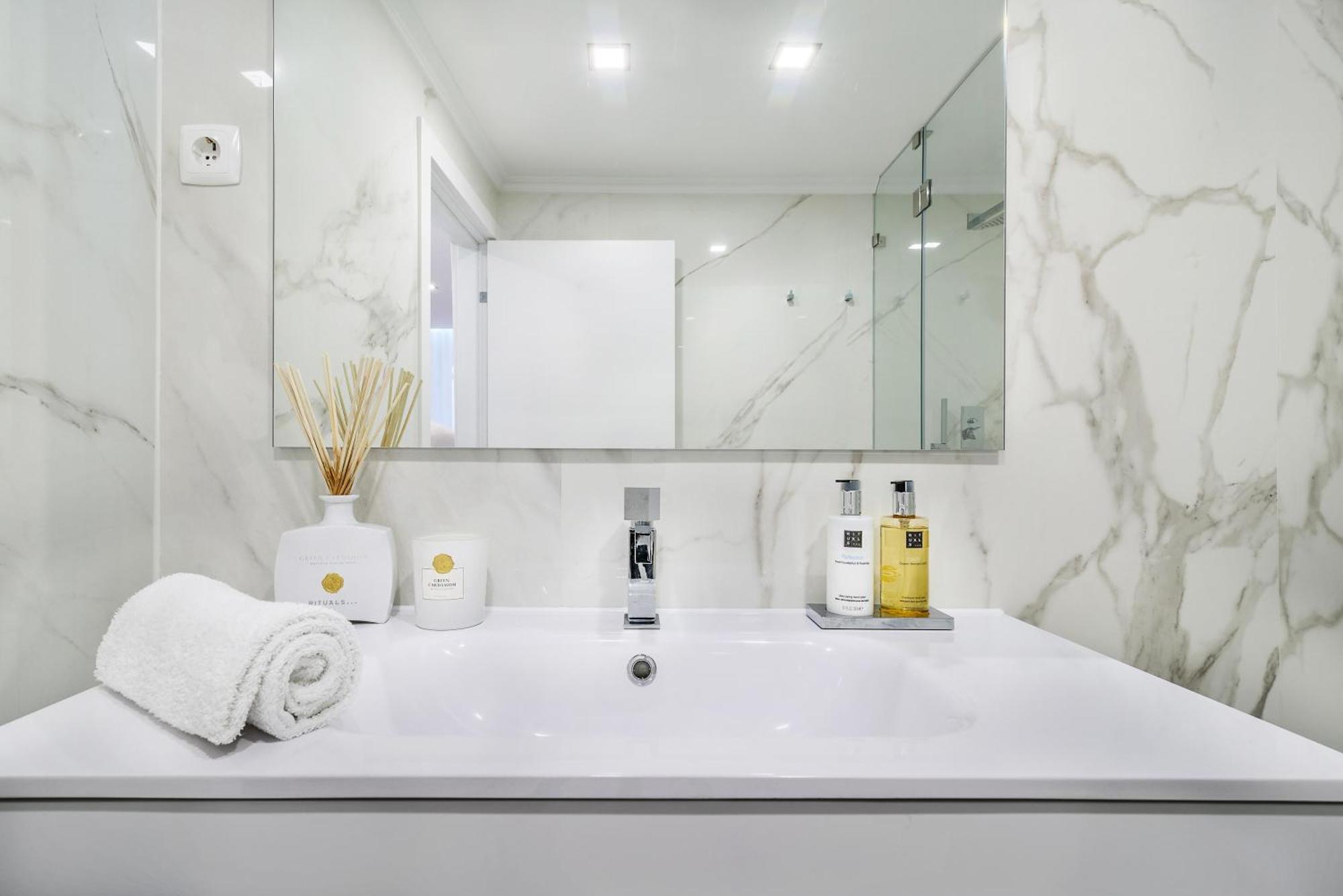 Whome City Chic Escape: Your Stylish Haven In Downtown Lisbon Luaran gambar