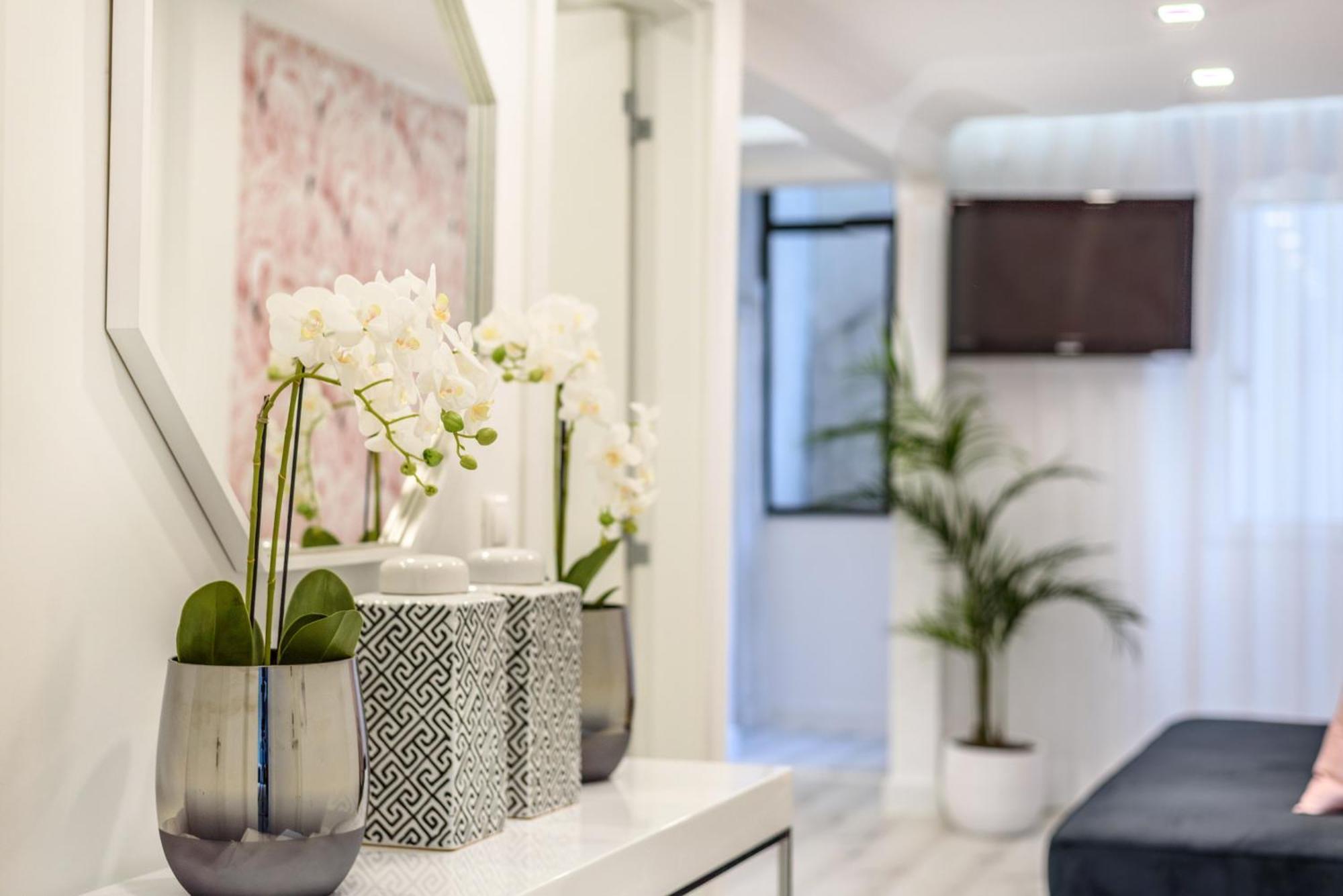 Whome City Chic Escape: Your Stylish Haven In Downtown Lisbon Luaran gambar