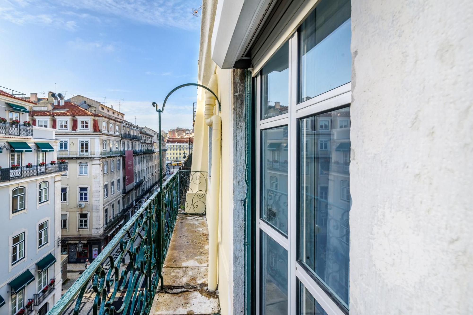 Whome City Chic Escape: Your Stylish Haven In Downtown Lisbon Luaran gambar
