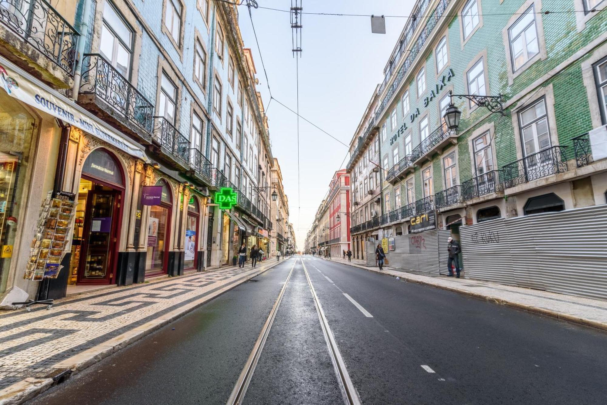 Whome City Chic Escape: Your Stylish Haven In Downtown Lisbon Luaran gambar